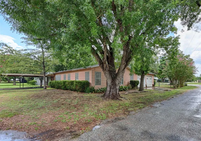 Photo 2 of Single family home for sale at 200 Young St, Hallettsville, TX 77964 | MLS# 17736593 | Listing updated on 2026-08-20