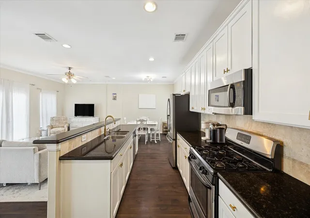 Photo 3 of Townhouse for sale at 4411 Koehler St #E, Houston, TX 77007 | MLS# 72585910 | Listing updated on 2026-08-23