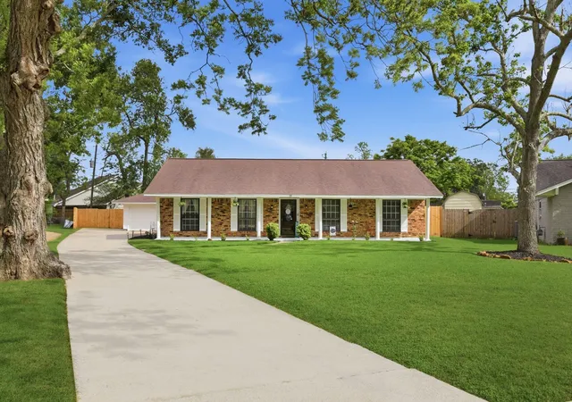 2nd image of 59 S Shamrock Ct, Lake Jackson, TX 77566 | MLS# 2233855