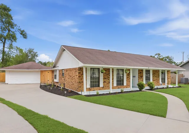 3rd image of 59 S Shamrock Ct, Lake Jackson, TX 77566 | MLS# 2233855