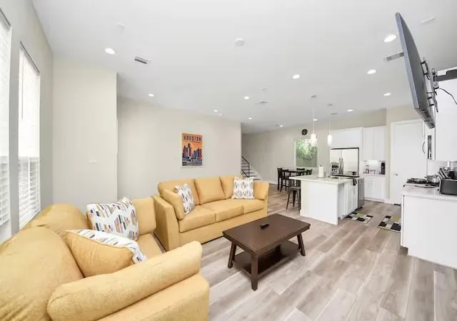 5th image of 5935 Beall St #D, Houston, TX 77091 | MLS# 48478655