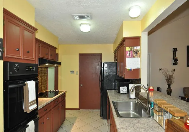 5th image of 5421 Thistle Dr, Dickinson, TX 77539 | MLS# 45398924