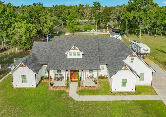 Photo 1 of Single family home for sale at 206 Black Oak Dr, Angleton, TX 77515 | MLS# 42313105 | Listing updated on 2026-09-19