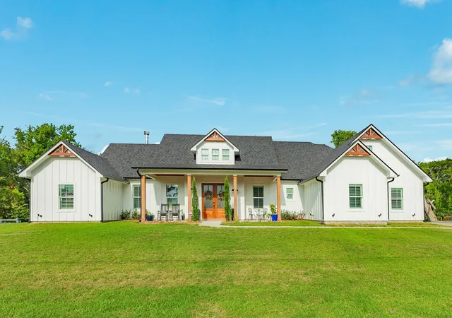 Photo 2 of Single family home for sale at 206 Black Oak Dr, Angleton, TX 77515 | MLS# 42313105 | Listing updated on 2026-09-19