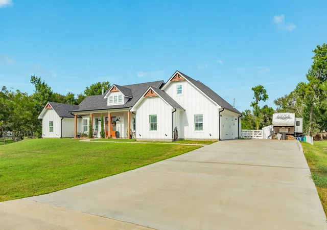 Photo 3 of Single family home for sale at 206 Black Oak Dr, Angleton, TX 77515 | MLS# 42313105 | Listing updated on 2026-09-19