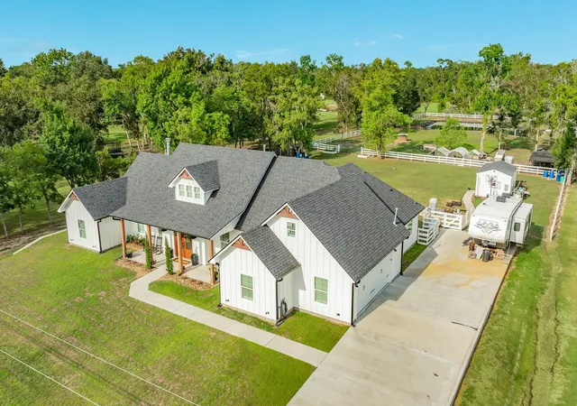 Photo 3 of Single family home for sale at 206 Black Oak Dr, Angleton, TX 77515 | MLS# 42313105 | Listing updated on 2026-09-21