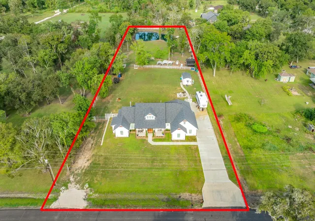 Photo 4 of Single family home for sale at 206 Black Oak Dr, Angleton, TX 77515 | MLS# 42313105 | Listing updated on 2026-09-21