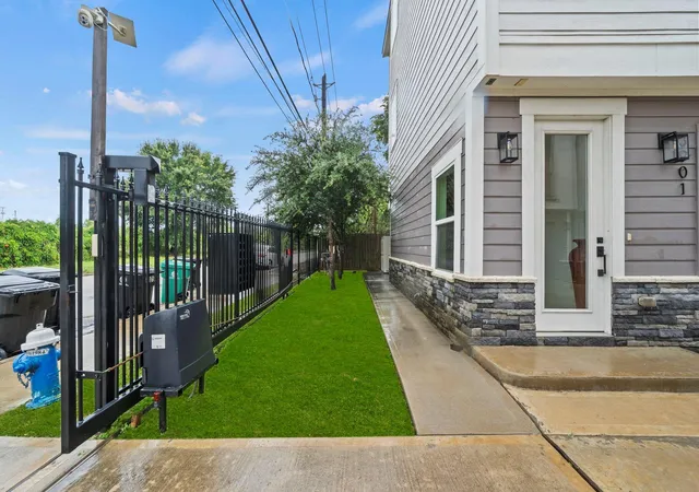 Photo 4 of Single family home for sale at 3901 Hare St, Houston, TX 77020 | MLS# 53417591 | Listing updated on 2026-09-18