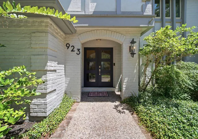 Photo 3 of Single family home for sale at 923 Daria Dr, Houston, TX 77079 | MLS# 48037054 | Listing updated on 2026-08-26