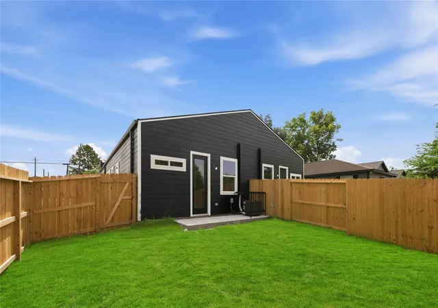 26th image of 7900 Bowen St #A-B, Houston, TX 77051 | MLS# 49111646