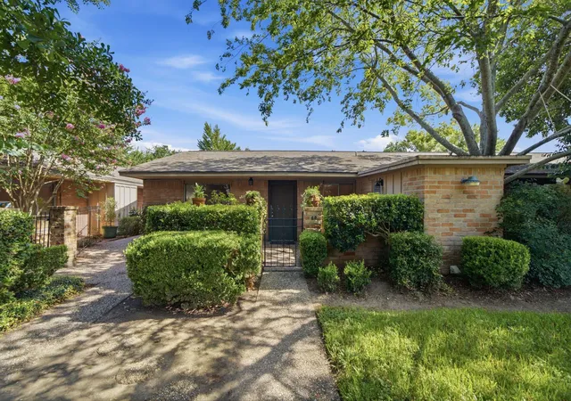 Photo 1 of Condo for sale at 1529 Wirt Rd #60, Houston, TX 77055 | MLS# 17978719 | Listing updated on 2026-09-19