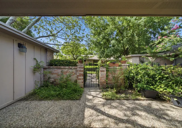 Photo 2 of Condo for sale at 1529 Wirt Rd #60, Houston, TX 77055 | MLS# 17978719 | Listing updated on 2026-09-19