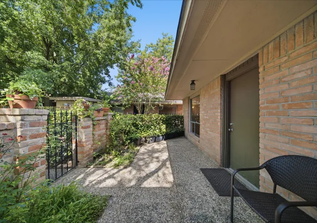 Photo 3 of Condo for sale at 1529 Wirt Rd #60, Houston, TX 77055 | MLS# 17978719 | Listing updated on 2026-09-19
