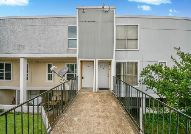 1st image of 781 Country Pl Dr #2021, Houston, TX 77079 | MLS# 30664770