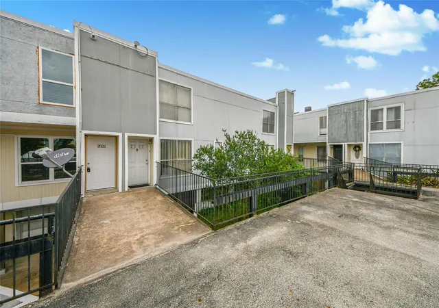 3rd image of 781 Country Pl Dr #2021, Houston, TX 77079 | MLS# 30664770