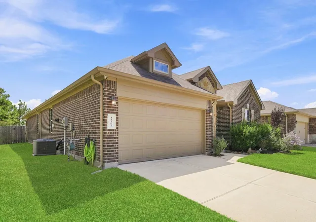 Photo 2 of Sale Pending at 11307 Dawn Beach Ln, Conroe, TX 77304 | MLS# 18639945 | Listing updated on 2026-09-15