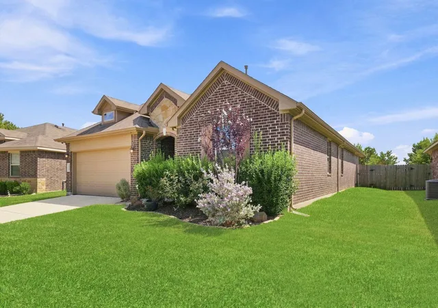 Photo 3 of Sale Pending at 11307 Dawn Beach Ln, Conroe, TX 77304 | MLS# 18639945 | Listing updated on 2026-09-15