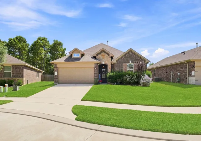 Photo 3 of Sale Pending at 11307 Dawn Beach Ln, Conroe, TX 77304 | MLS# 18639945 | Listing updated on 2026-09-15