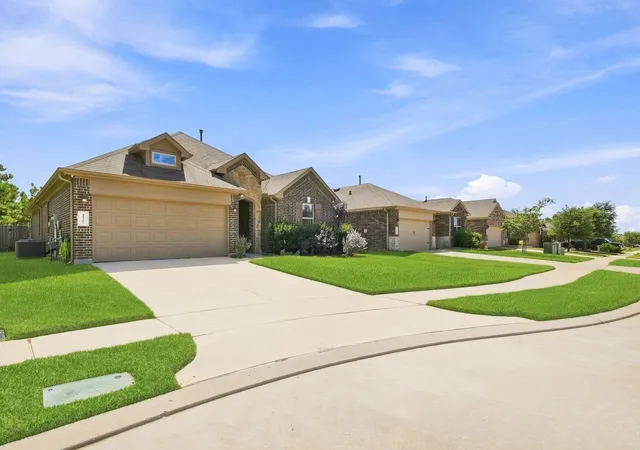 Photo 4 of Sale Pending at 11307 Dawn Beach Ln, Conroe, TX 77304 | MLS# 18639945 | Listing updated on 2026-09-15