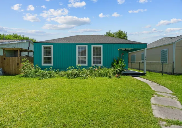 Photo 2 of Single family home for sale at 4907 Alamo Dr, Galveston, TX 77551 | MLS# 5043465 | Listing updated on 2026-09-20
