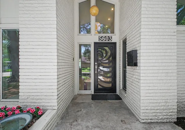 3rd image of 5603 Grape St, Houston, TX 77096 | MLS# 68677343