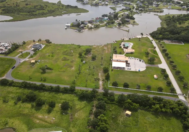 Photo 4 of Sale Pending at 11501 Wincrest, Dickinson, TX 77539 | MLS# 50672368 | Listing updated on 2026-08-29