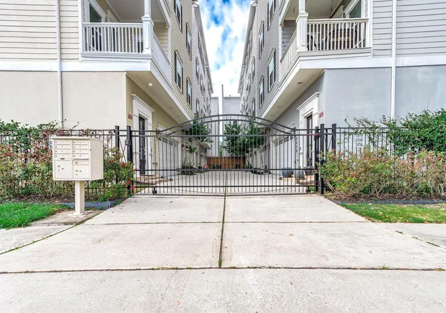 2nd image of 2524 Hutchins St, Houston, TX 77004 | MLS# 98567906