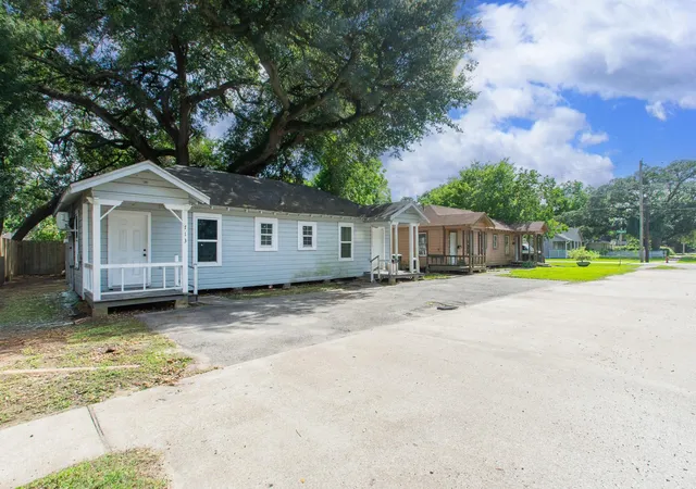 1st image of 713 W Willis St, Alvin, TX 77511 | MLS# 13948683