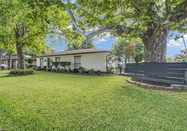2nd image of 219 S Shanks St, Clute, TX 77531 | MLS# 88517427
