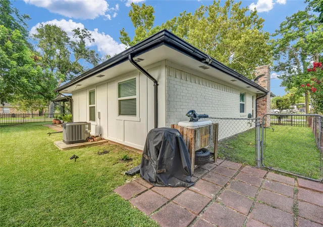 35th image of 219 S Shanks St, Clute, TX 77531 | MLS# 88517427