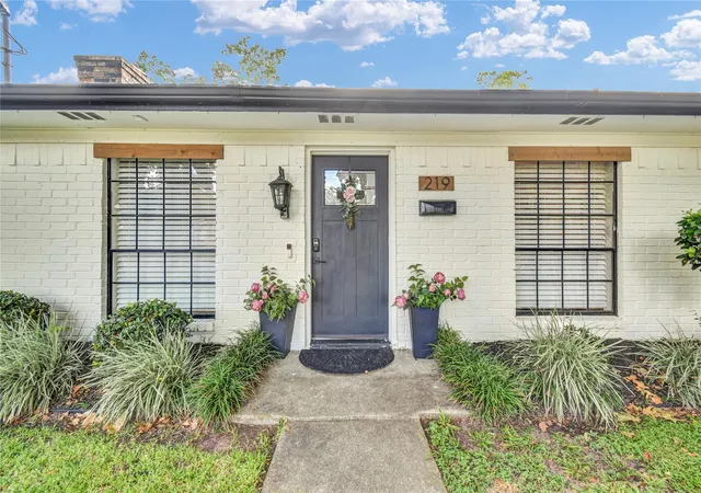 Photo 3 of Single family home for sale at 219 S Shanks St, Clute, TX 77531 | MLS# 88517427 | Listing updated on 2026-09-12