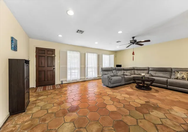 5th image of 5154 Beechnut St, Houston, TX 77096 | MLS# 88528083