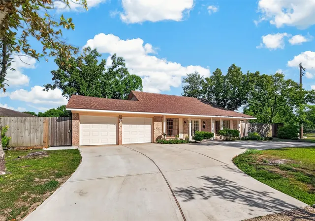 3rd image of 6710 Burning Tree Dr, Houston, TX 77036 | MLS# 42573152