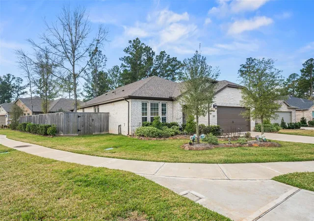 Photo 2 of Sale Pending at 305 Royal Lily Trl, Montgomery, TX 77316 | MLS# 52993312 | Listing updated on 2026-08-09