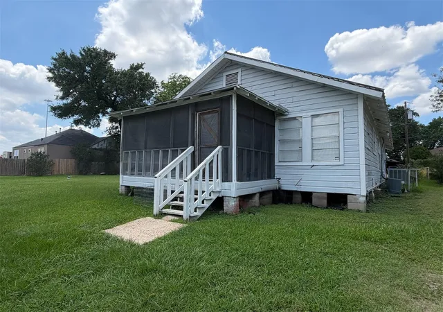2nd image of 109 Tascott St, Pasadena, TX 77506 | MLS# 97896808