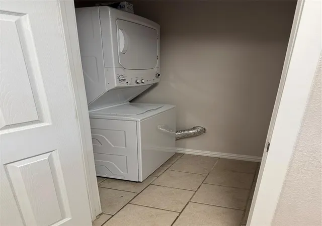 2nd image of 418 Garland Dr, Clute, TX 77566