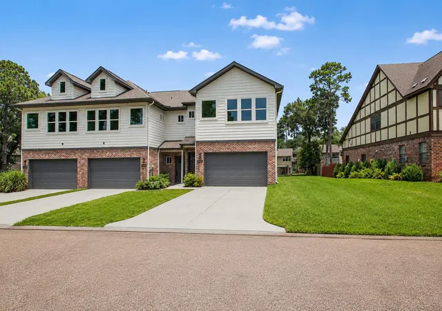 Photo 3 of Townhouse for sale at 12310 Glenview, Montgomery, TX 77356 | MLS# 5616266 | Listing updated on 2026-07-04