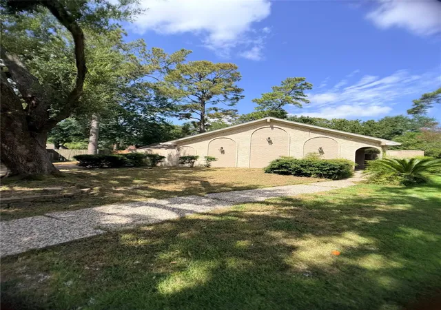 Photo 3 of Single family home for sale at 5342 Lawn Arbor Dr, Houston, TX 77066 | MLS# 10682185 | Listing updated on 2026-09-19