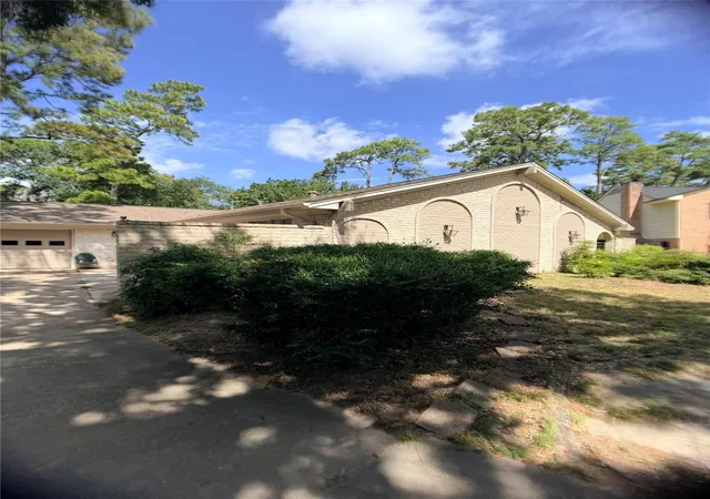 Photo 3 of Single family home for sale at 5342 Lawn Arbor Dr, Houston, TX 77066 | MLS# 10682185 | Listing updated on 2026-09-19