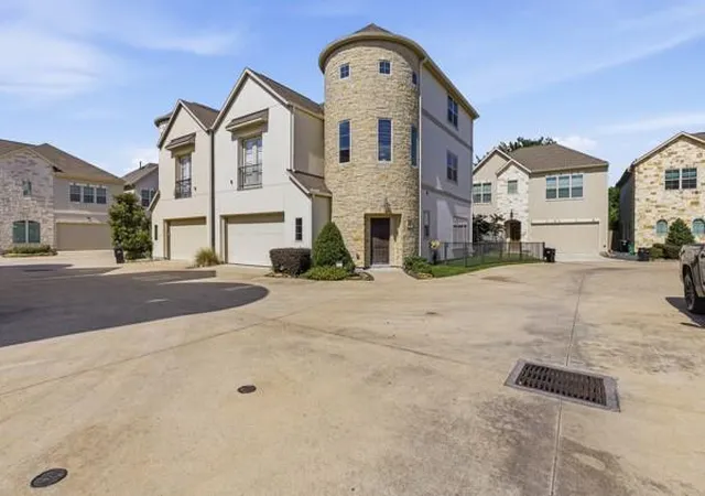 Photo 3 of Single family home for sale at 2302 Fall Run Dr, Houston, TX 77055 | MLS# 19665890 | Listing updated on 2026-08-11