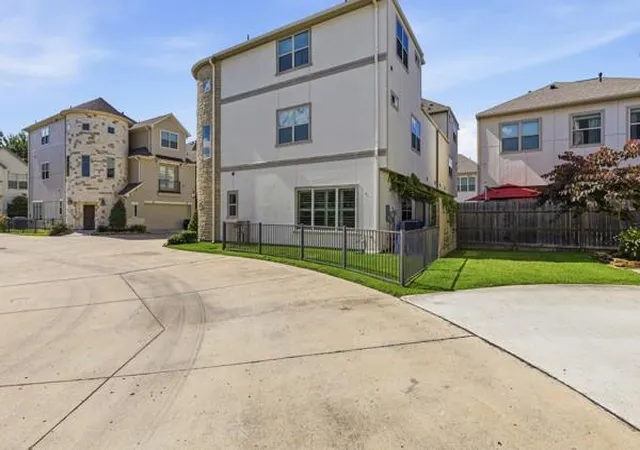 Photo 4 of Single family home for sale at 2302 Fall Run Dr, Houston, TX 77055 | MLS# 19665890 | Listing updated on 2026-08-11