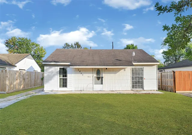 Photo 1 of Single family home for sale at 7659 Greenstone St, Houston, TX 77087 | MLS# 42265986 | Listing updated on 2025-11-29