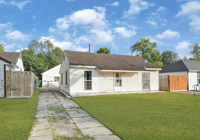 Photo 2 of Single family home for sale at 7659 Greenstone St, Houston, TX 77087 | MLS# 42265986 | Listing updated on 2025-11-29