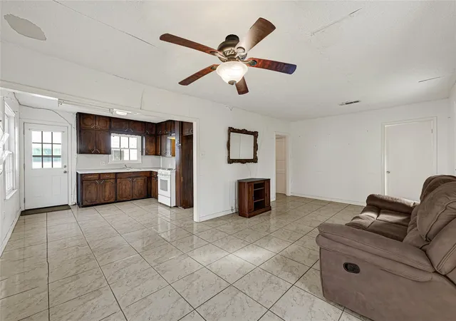 Photo 3 of Single family home for sale at 7659 Greenstone St, Houston, TX 77087 | MLS# 42265986 | Listing updated on 2025-11-29