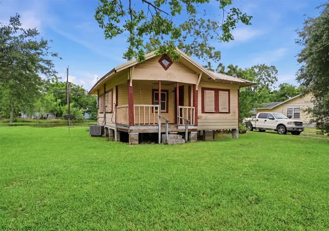 Homes for sale in Freeport, TX | 811 W Broad St, Freeport, TX 77541 | MLS# 64288391