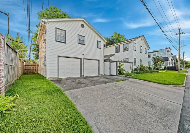 Photo 2 of Sale Pending at 4401 Holt St, Bellaire, TX 77401 | MLS# 83953107 | Listing updated on 2026-09-15