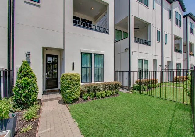 3rd image of 2816 Grand Fountains Dr #B, Houston, TX 77054 | MLS# 47847293