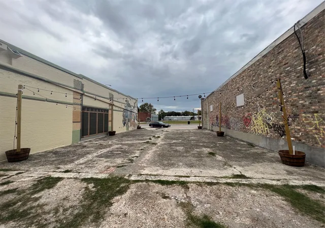 10th image of 112 W Texas Ave, Baytown, TX 77520 | MLS# 89205389