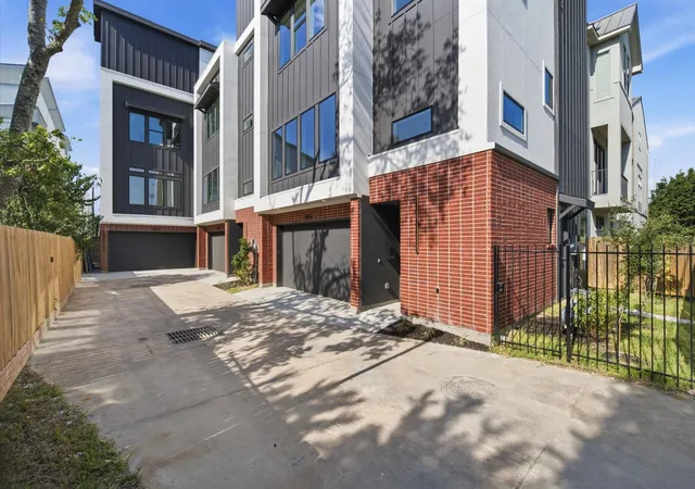 Photo 2 of Single family home for sale at 3411 Gillespie St, Houston, TX 77020 | MLS# 68569004 | Listing updated on 2026-09-20