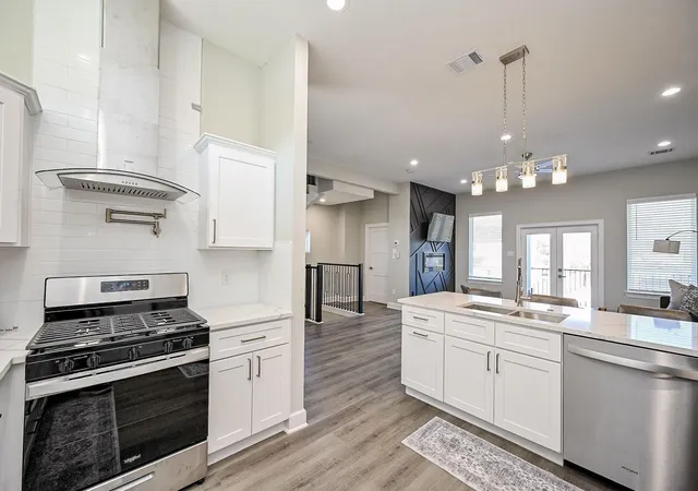 3rd image of 4748 S Mallow St E, Houston, TX 77033 | MLS# 98679700